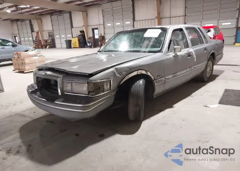 1993 Lincoln Town Car Executive z USA, uszkodzony, nr VIN 1LNLM81W8PY626163